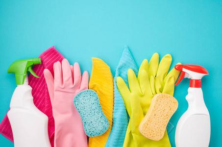 洗涤剂和清洁配件的粉彩颜色.保洁服务, 小企业理念, 弹簧清洗理念.